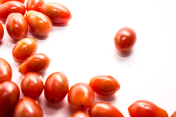 vários tomates em um contexto branco - Foto, Imagem