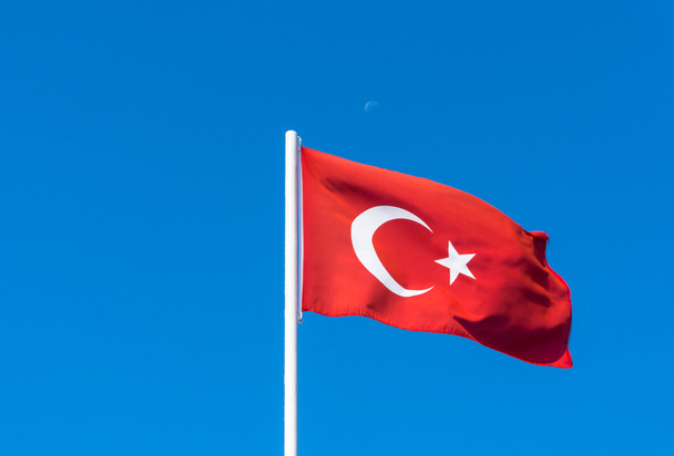 Прапор Туреччини на Синє небо - Фото, зображення