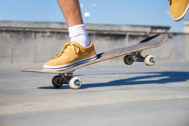skateboarders feet while skating - Foto, immagini