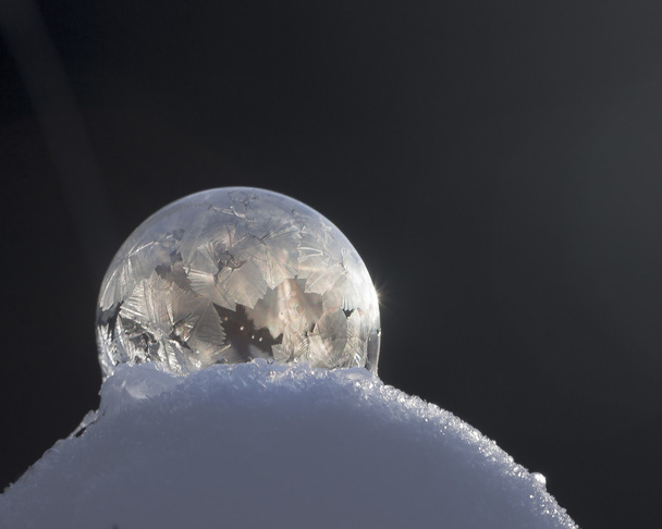 Zmrazená bubble na sněhu v západu slunce - Fotografie, Obrázek