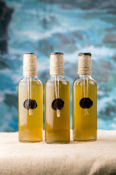 Tres botellas de aceite selladas con cera
 - Foto, imagen