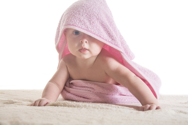 Сладкий маленький ребенок, покрытый полотенцем
 - Фото, изображение