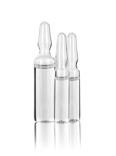Ampollas médicas aisladas sobre fondo blanco
 - Foto, imagen