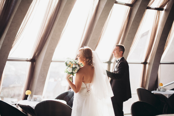 pareja de boda está de pie y besándose en el hotel
 - Foto, Imagen