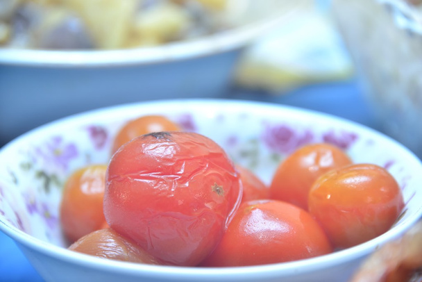 Marinierte Tomaten im Teller - Foto, Bild