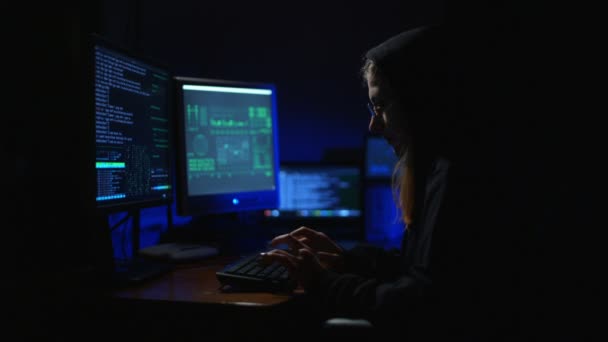 Bir kız Hacker bilgisayar - Video, Çekim
