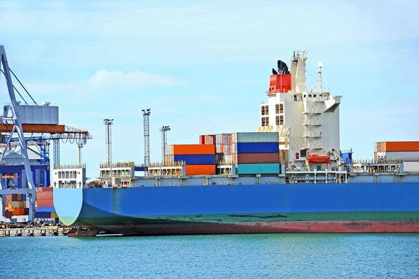Grúa de carga y buque contenedor
 - Foto, Imagen