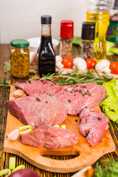 Carne rossa cruda condita con altri ingredienti - Foto, immagini