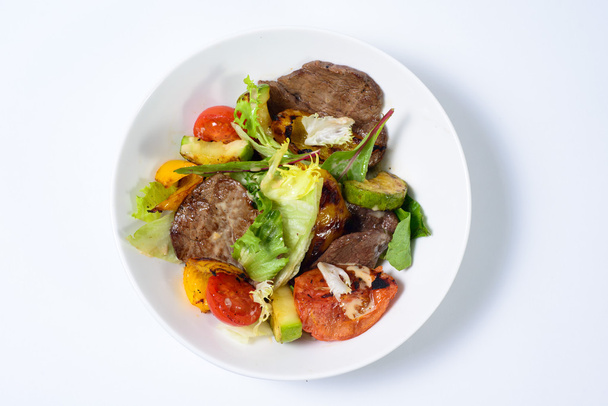 Σαλάτα με κρέας, αυγά, ντομάτες, ελιές και λαχανικά - Φωτογραφία, εικόνα