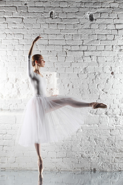 Ballerina in white - Foto, Imagem