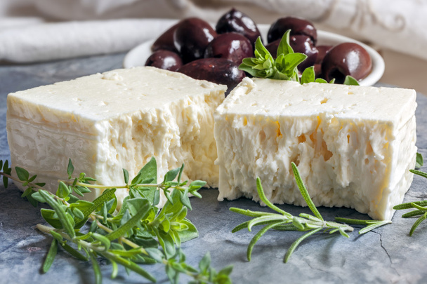 Κατσικίσιο τυρί με βότανα και μαύρες ελιές - Φωτογραφία, εικόνα