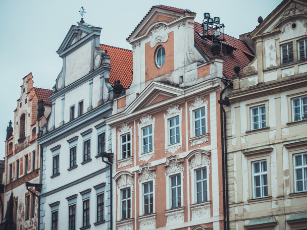 голубые и оранжевые роскошные дома в Праге, Чехия
 - Фото, изображение