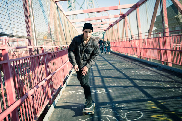 Crucero Skateboarder en puente
 - Foto, Imagen