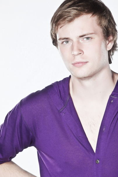 Привлекательный мужчина в фиолетовой рубашке
 - Фото, изображение