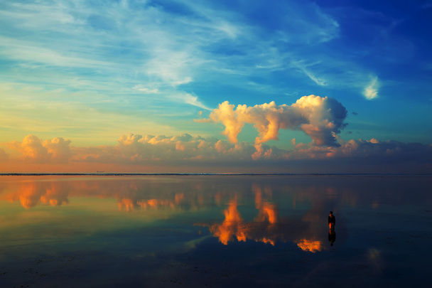 Siluetta dell'uomo in piedi sull'acqua con la riflessione di incredibile  - Foto, immagini