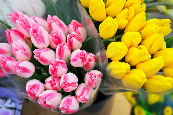 チューリップの美しいブーケ。新鮮な春の花  - 写真・画像