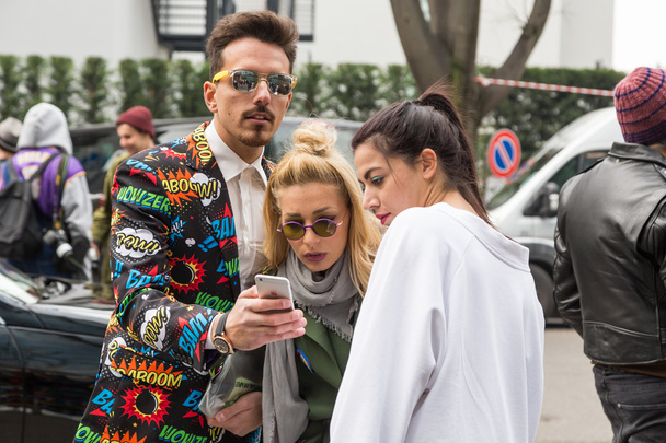 People outside Emporio Armani fashion show during Milan Fashion  - Foto, immagini