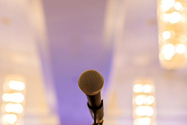 Microfone na sala de reuniões antes de uma conferência
 - Foto, Imagem