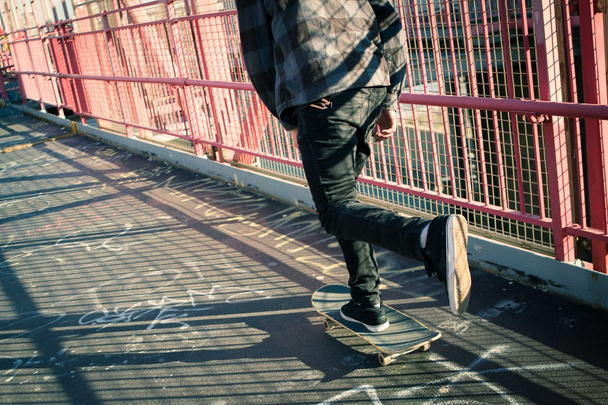 Скейтбордистський круїз на мосту
 - Фото, зображення