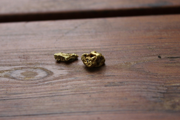 Aranyrög, ember találni arany rögök - Fotó, kép