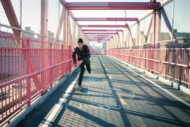 Круиз на скейтборде по мосту
 - Фото, изображение