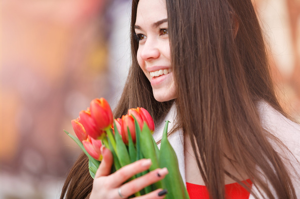 Attractive woman with tulips - Foto, Imagem
