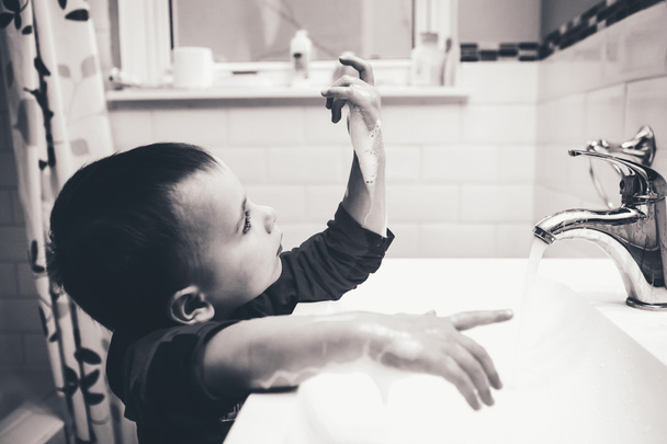 Pequeño niño lavándose las manos
 - Foto, Imagen
