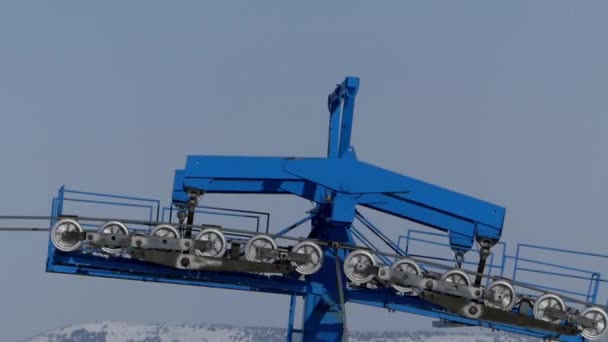 La barra azul de la estación de telesilla en la estación de esquí trabajando y girando aislado
. - Imágenes, Vídeo