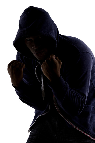 hombre en posición de luchador practicando
 - Foto, Imagen
