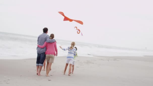 Familie hat Spaß mit Drachen am Strand - Filmmaterial, Video