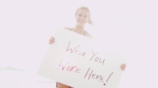 Mädchen im Bikini hält Message Board - Filmmaterial, Video