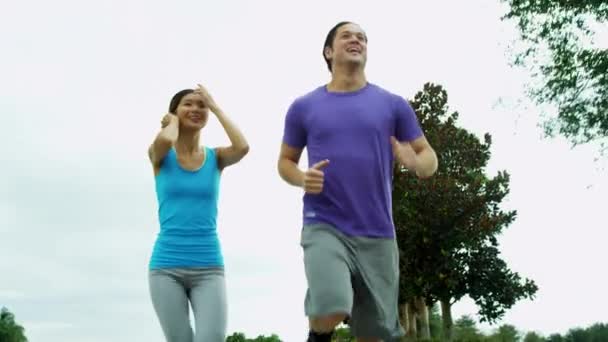 Para w sportowej jogging w parku - Materiał filmowy, wideo
