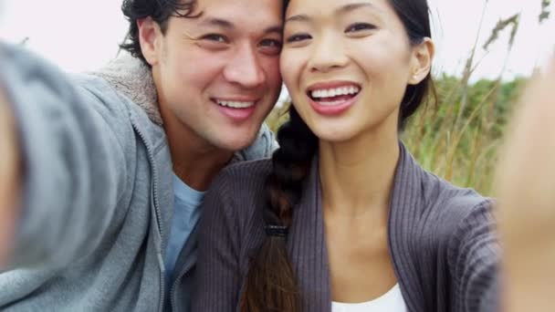 Couple en vacances à la plage avec caméra
 - Séquence, vidéo