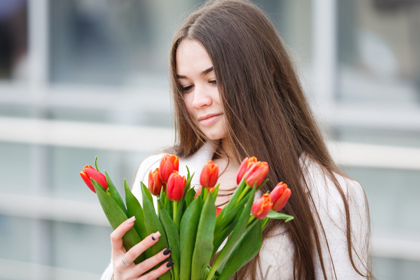 Vrouw met boeket tulpen - Foto, afbeelding