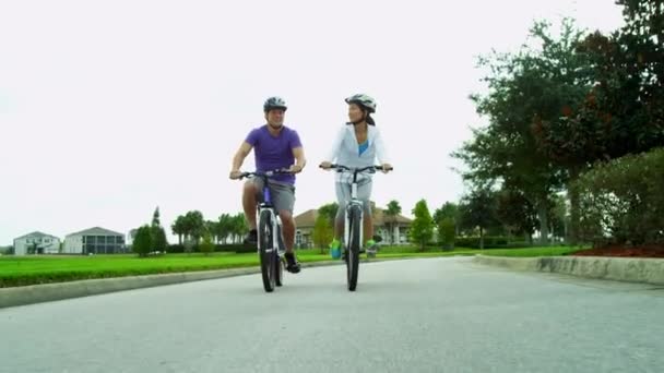 Casal andando de bicicleta ao ar livre
 - Filmagem, Vídeo
