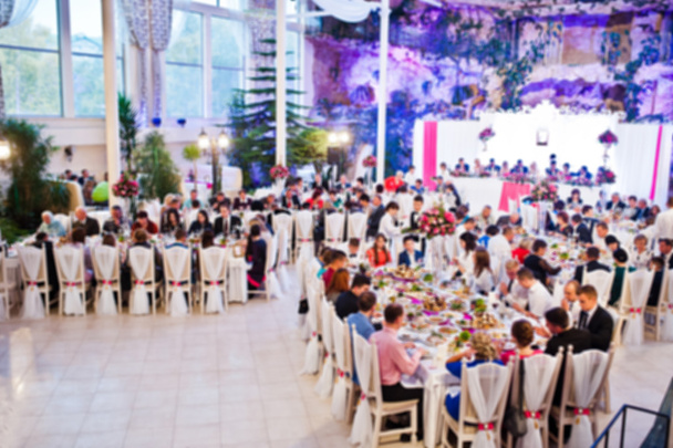 Blaue Wirkung der Gäste am Tisch auf Hochzeitsgesellschaft - Foto, Bild