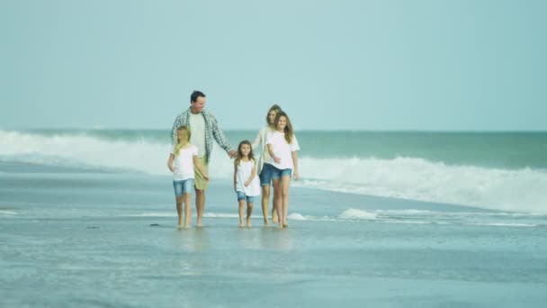Genitori con figlie che camminano sulla spiaggia
 - Filmati, video