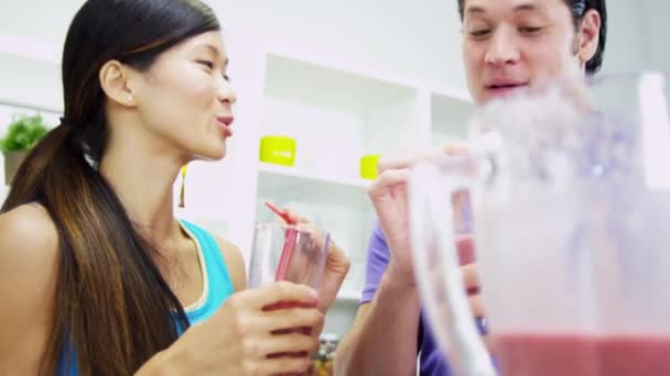 Couple drinking organic fruit smoothie - Footage, Video