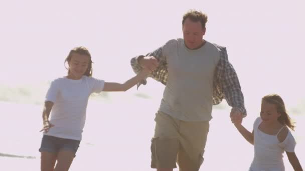 Ο πατέρας με κόρες παίζοντας στην παραλία - Πλάνα, βίντεο