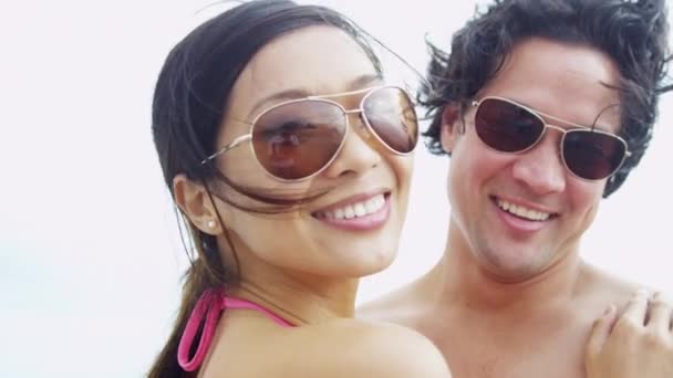 Casal desfrutando de férias na praia juntos
 - Filmagem, Vídeo