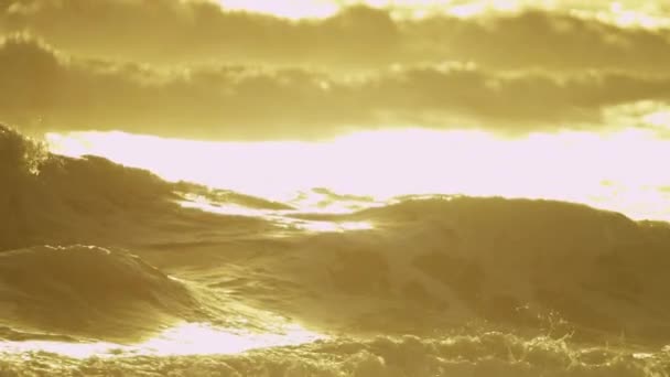 Oro puesta de sol sobre las olas - Metraje, vídeo