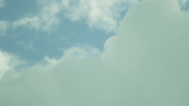 oblak formace proti modré obloze - Záběry, video