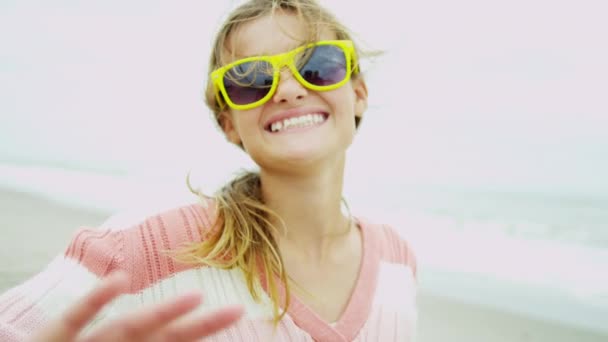 Kız kameraya gülümseyen sahilde - Video, Çekim
