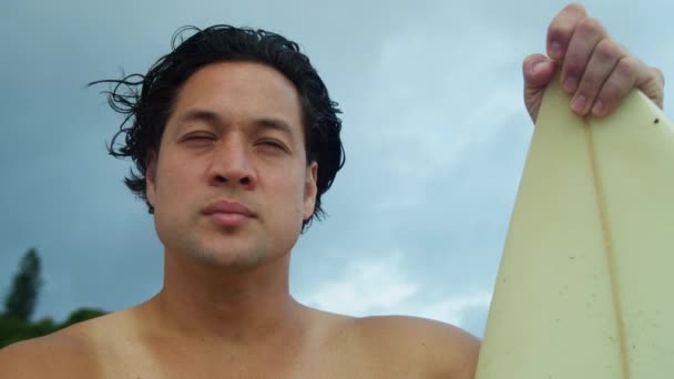 Surfer na plaży oglądanie fale - Materiał filmowy, wideo