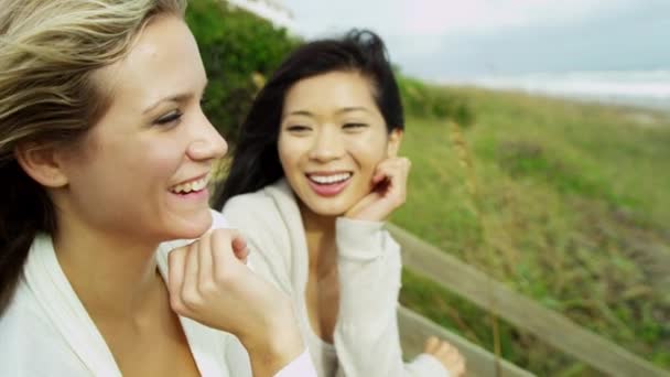 Mujeres disfrutando del aire fresco en la playa
 - Metraje, vídeo