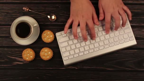 Digitando sulla tastiera wireless con tazza
 - Filmati, video