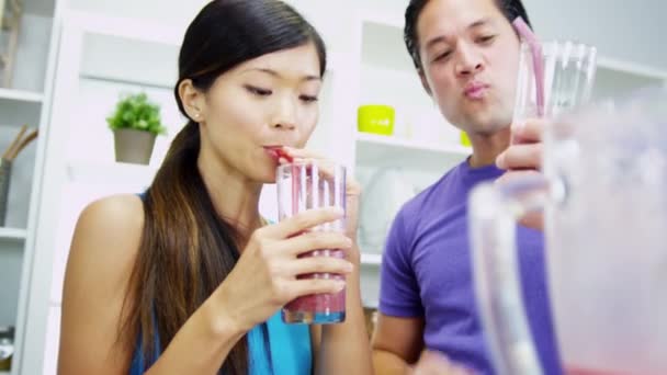 Paar drinken Organische Fruit Smoothie - Video