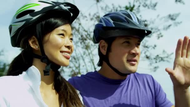 Paar rijden hun fietsen in de open lucht - Video