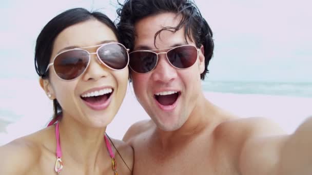 一緒にビーチの休暇のカップルを楽しんで - 映像、動画