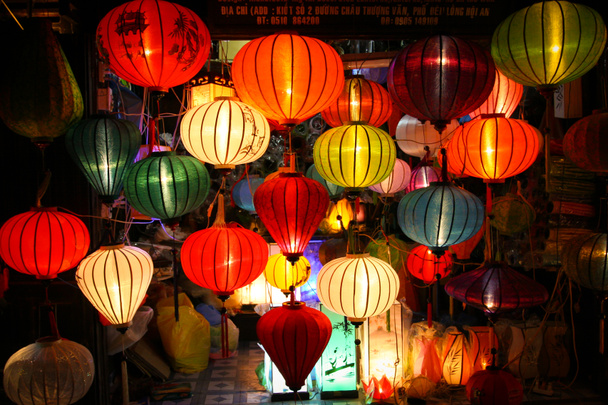 Lanterne colorate in strada mercato, Hoi An, Vietnam
 - Foto, immagini